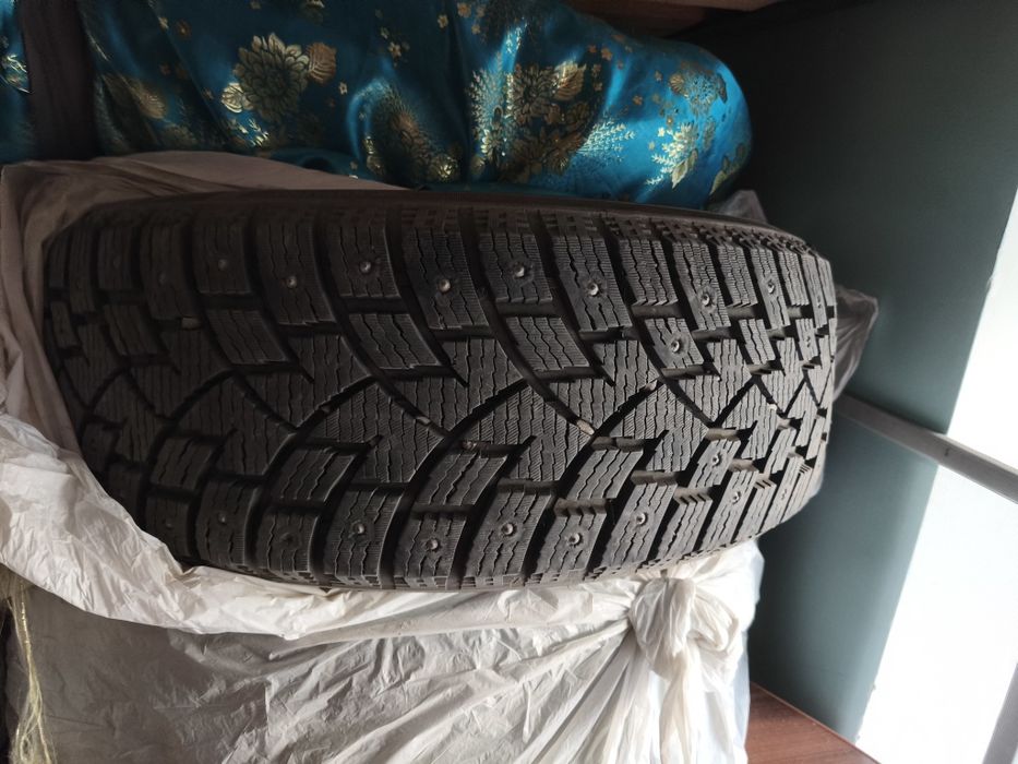 Продается зимние  шипованные шины бу