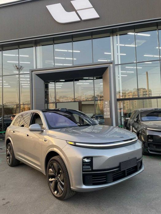 Гибридный автомобиль Li 7 Ultra 2025