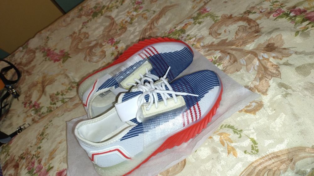 Обувани са веднъж , в пробната на магазина ;)