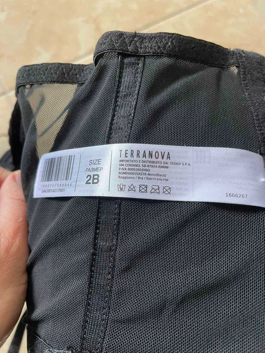 Чисто нов стилен черен топ с блестящи камъчета