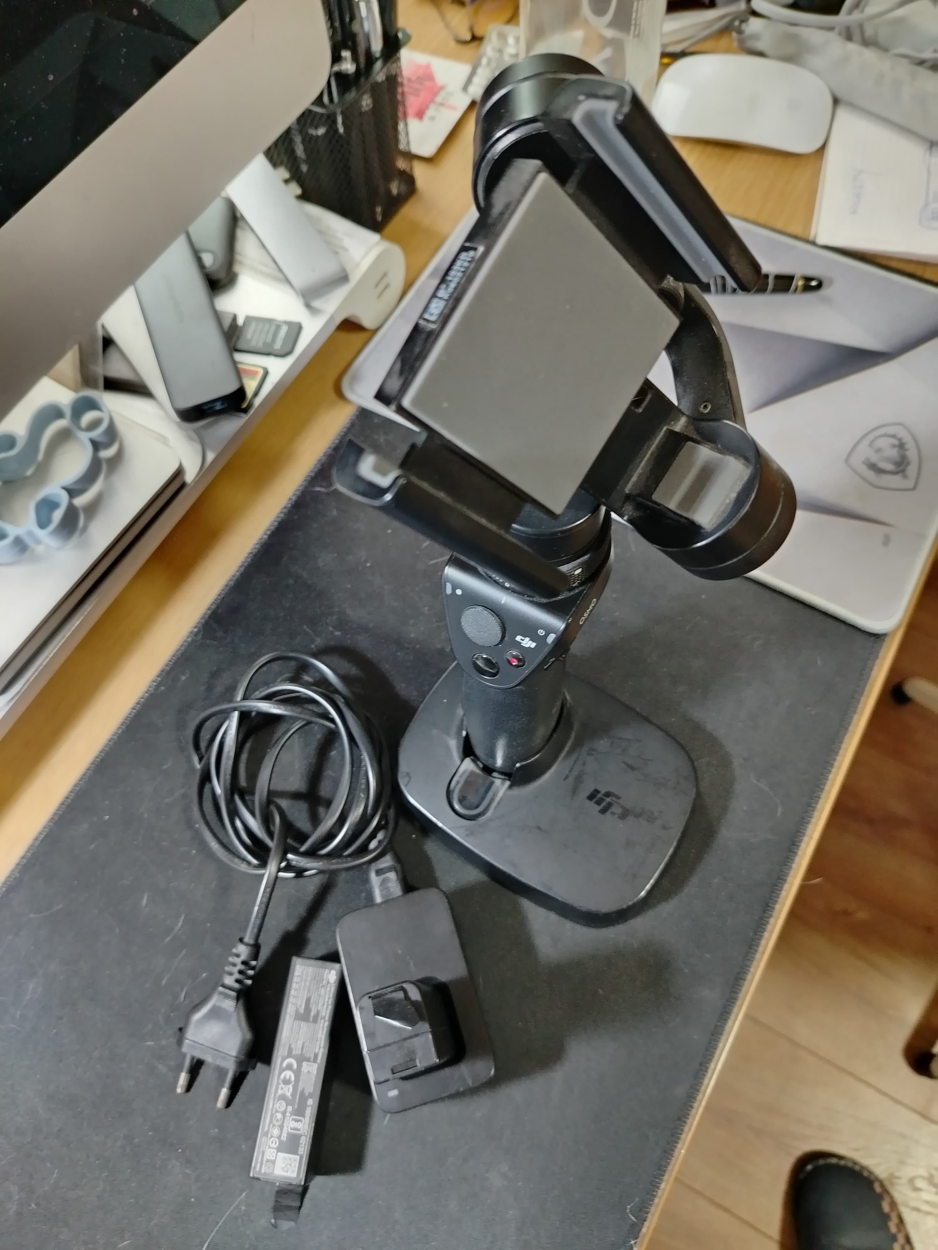 Gimbal stabilizator de imagine pentru telefon. Cadre fluide