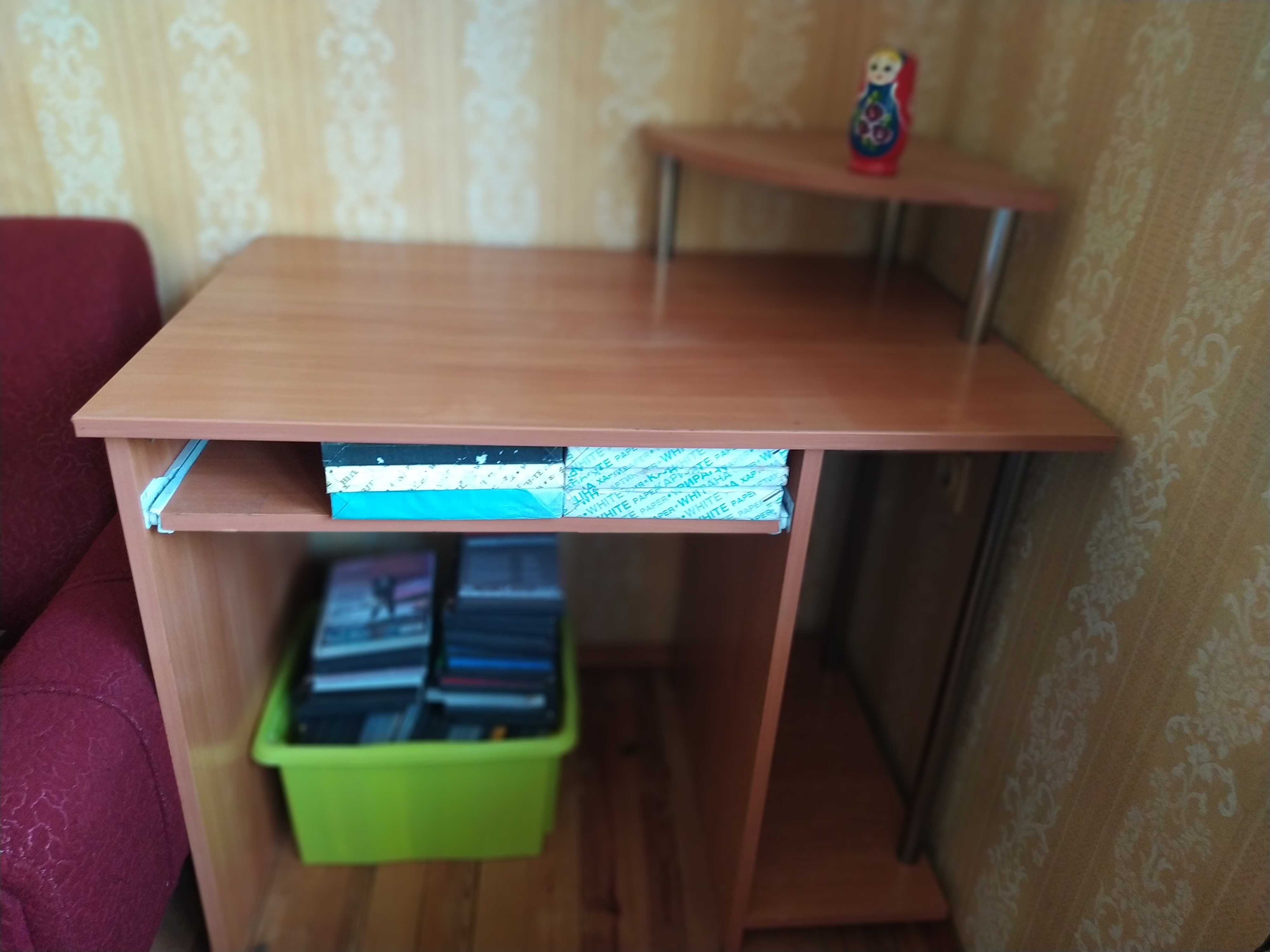 Продавам компютърно бюро