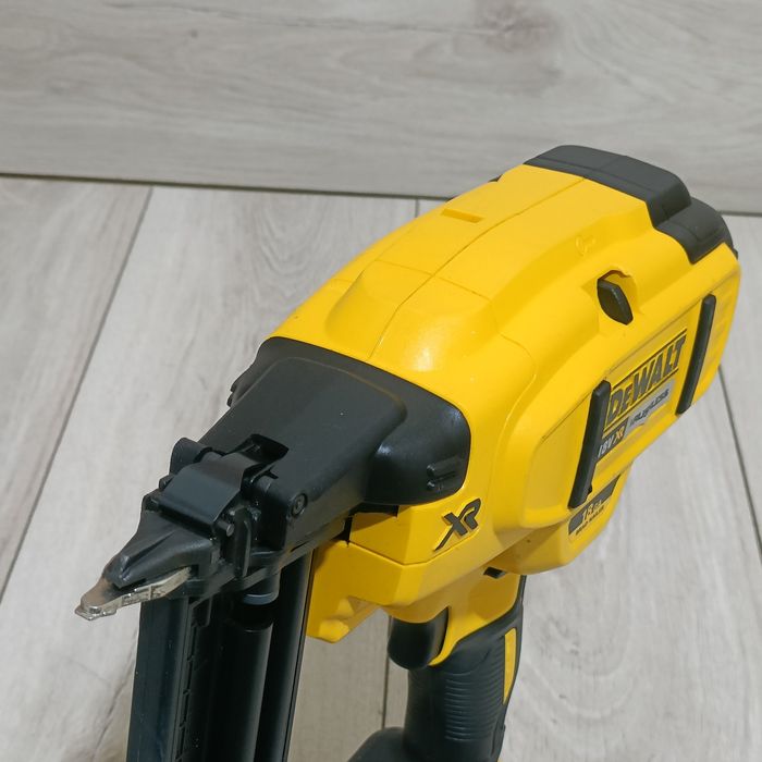 Pistol de cuie drepte pentru finisaj 15-54mm DeWalt DCN680