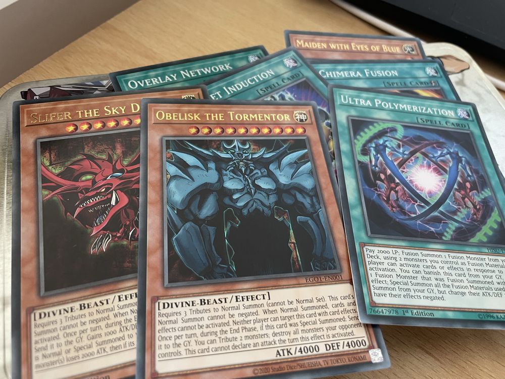 550+  карти Yu-Gi-Oh с метална кутия