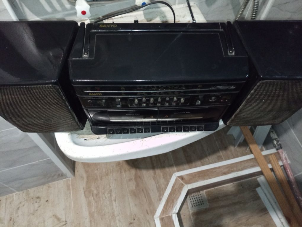 Дву-касетъчен Радиокасетофон SANYO M W242K-3