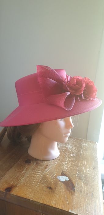 Palarie elegantă pentru nuntă