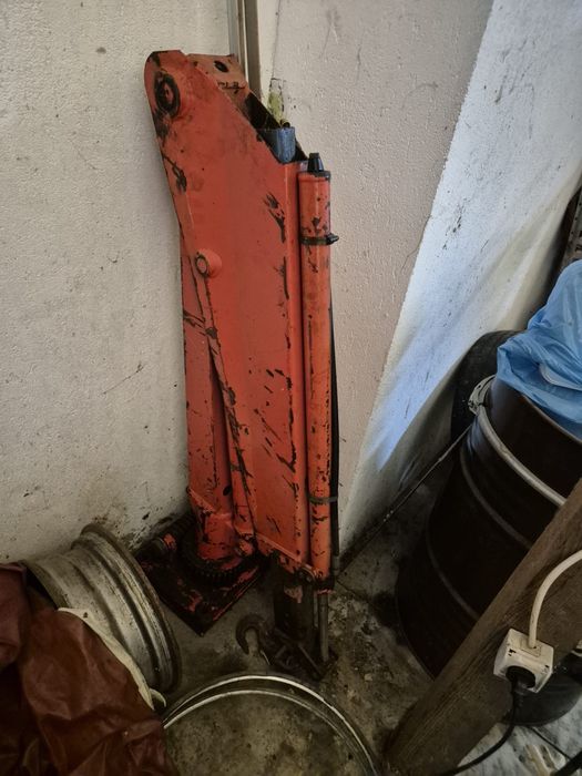 Macara cu picior de sustinere