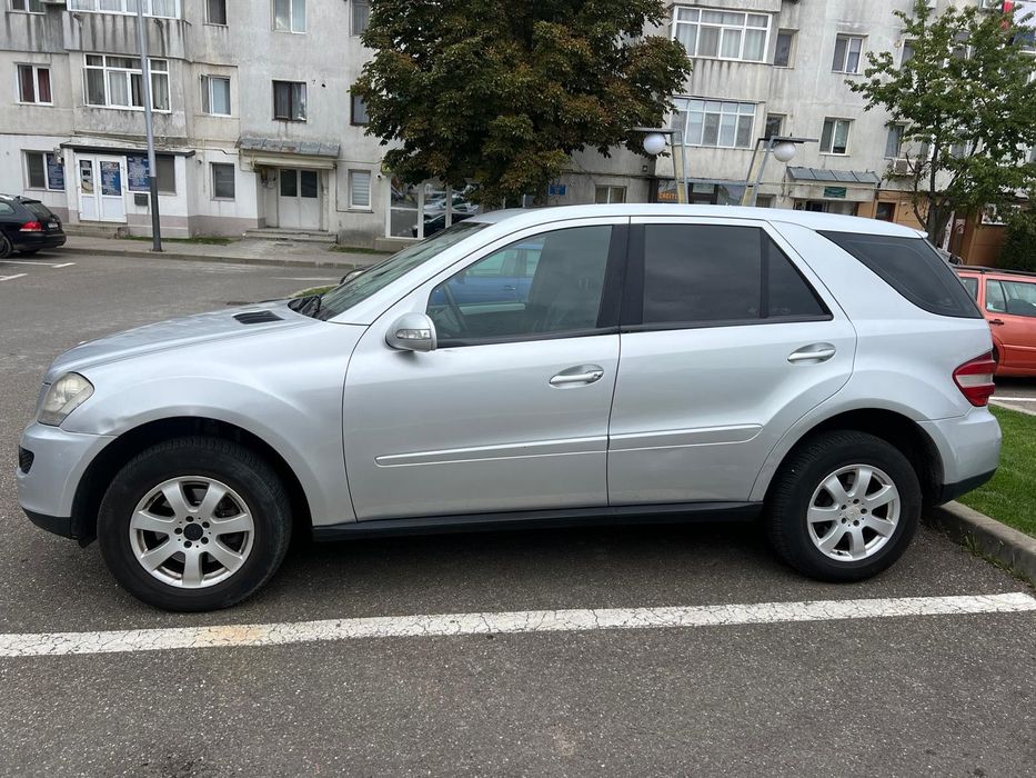 Vând Mercedes ML