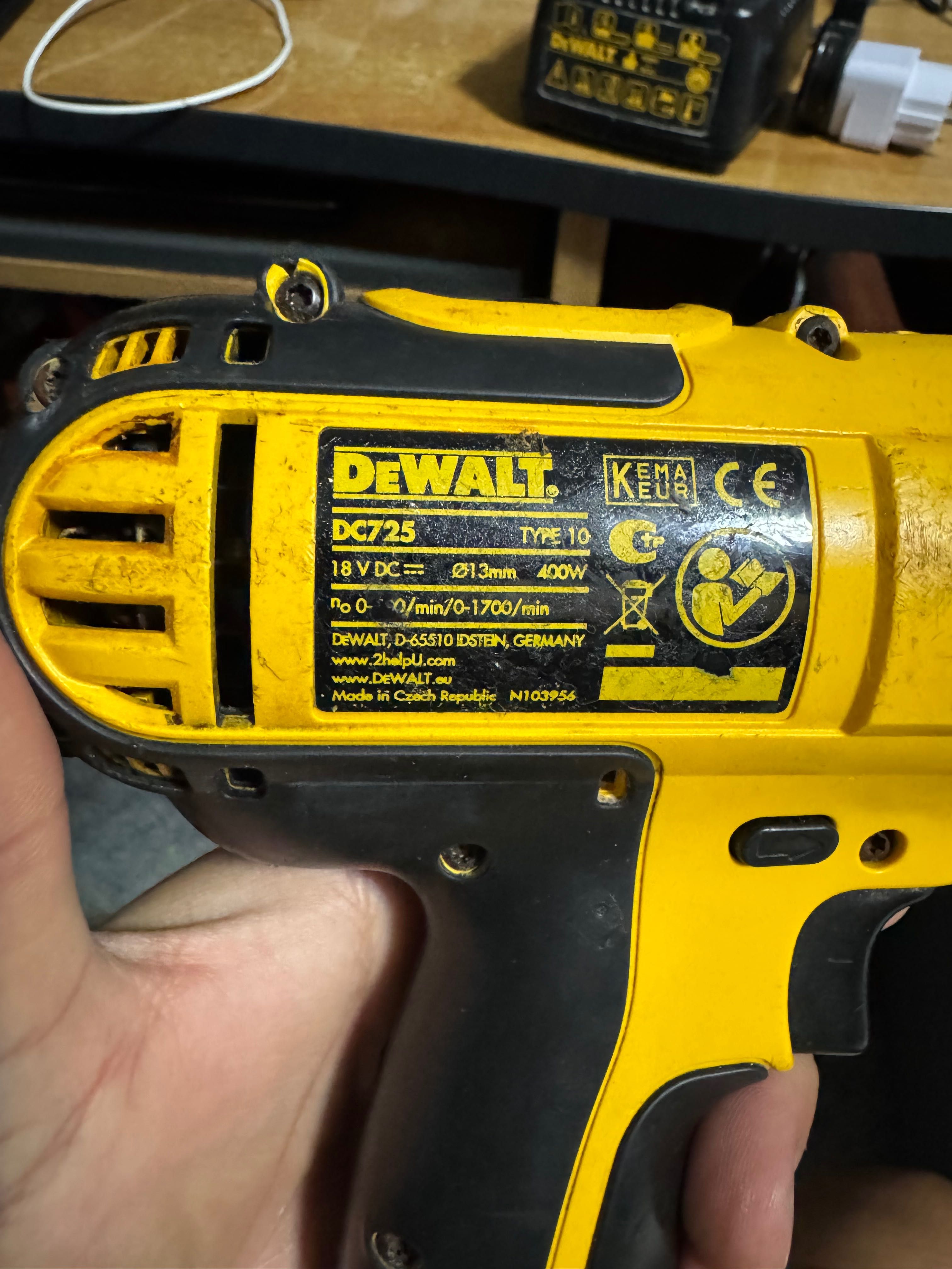 винтоверт Dewalt 18v с 2 батерии и зарядно