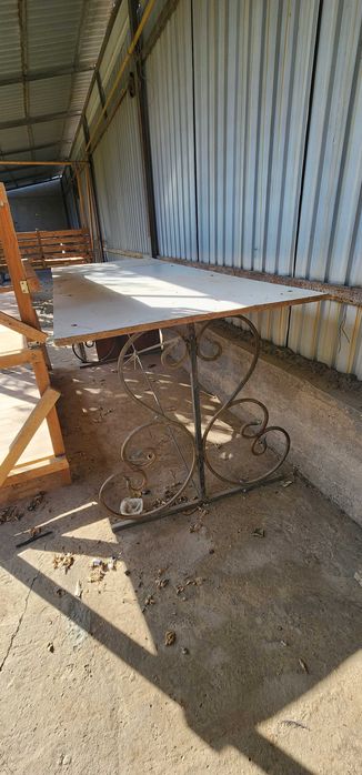 Стол кованный для сада