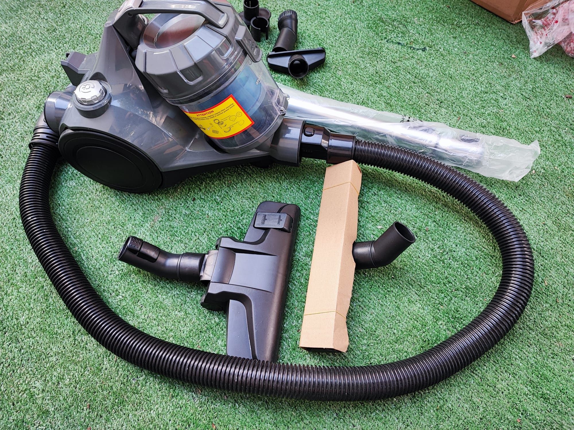 Aspirator cu cilindru fără sac Amazon Basics 700 W cu putere de aspir
