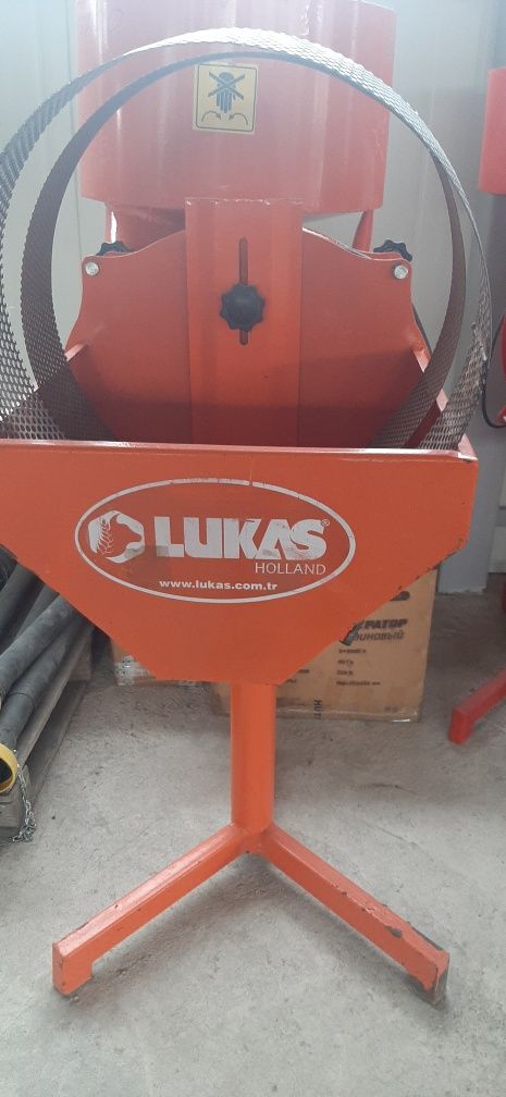 Кормодробилка Lukas