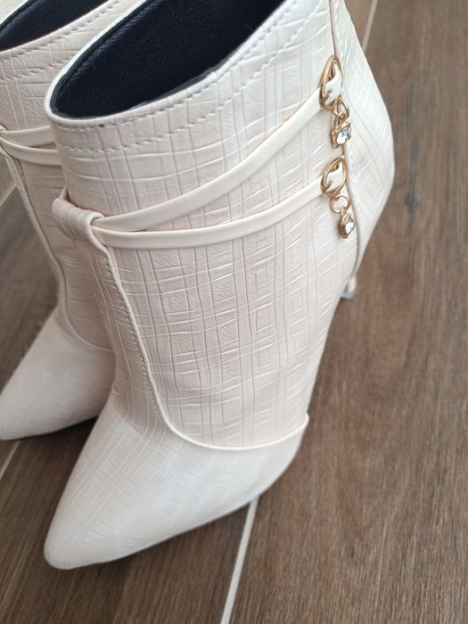 Бежови елегантни, официални боти, размер 38