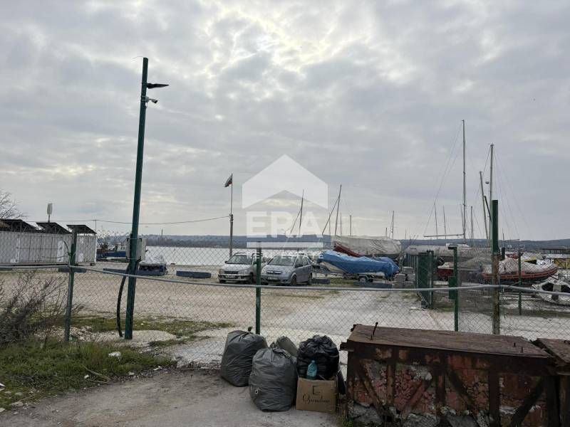 Метални халета под наем срещу хотел "Адамо" в Западна промишлена зона,