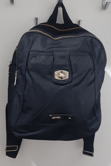 Рюкзак  черный из  прочной  непромокаемой ткани   в отличном  состояни