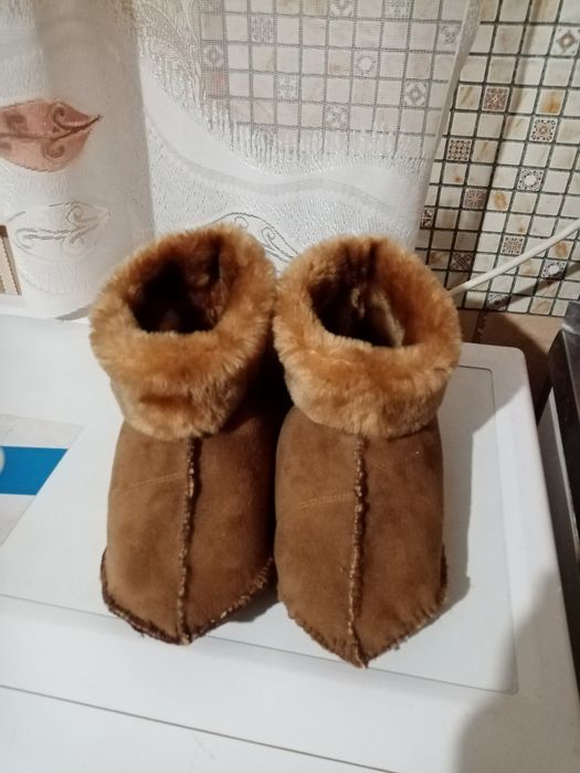 Продам тёплые меховые, новые чуни, размер 39  сапожки, новые, размер.