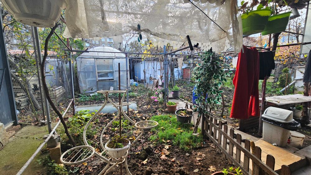 1849-Продава се двуетажна тухлена къща в кв. Бели Лом!