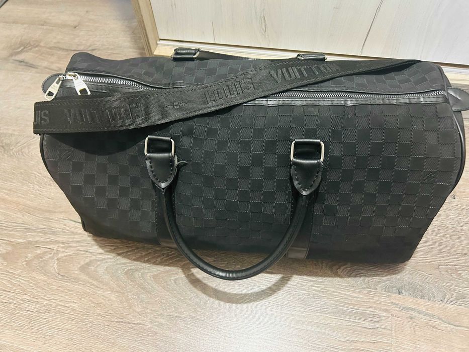 Чанта за ръчен багаж с матови елементи и дълга дръжка за рамо