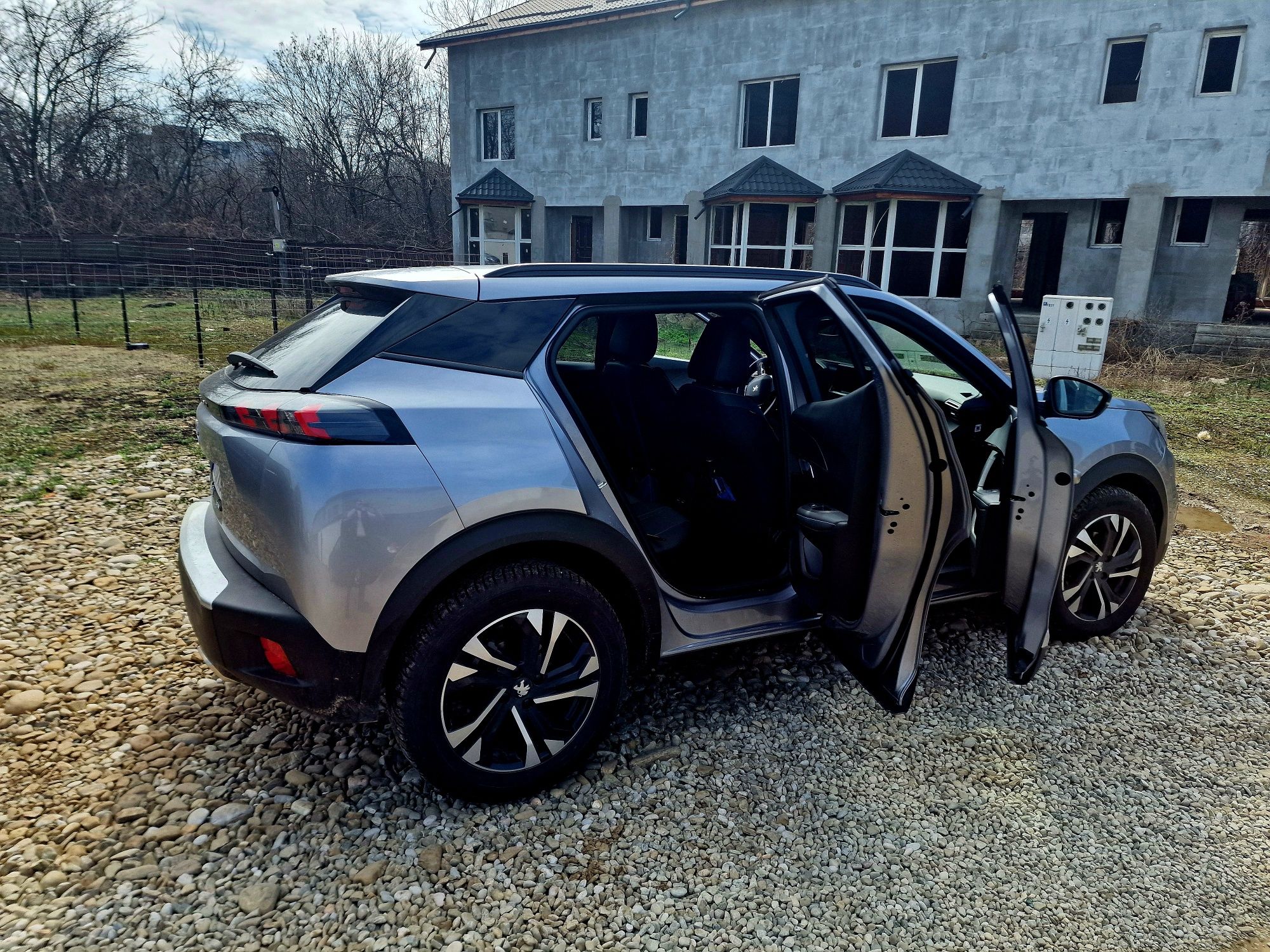 Peugeot 2008 - 2023 - 1.2 benzina 4500 km, automata, kit roată rezerva