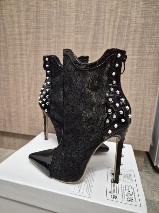 Обувки с висок ток