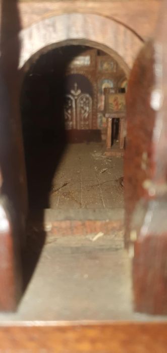 Machetă din lemn interpretând o biserică