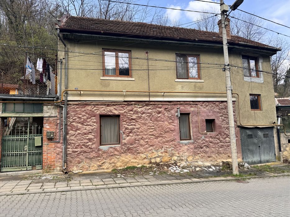 Resita, casa cu 7 camere si garaj, aproape de Centru si stadion