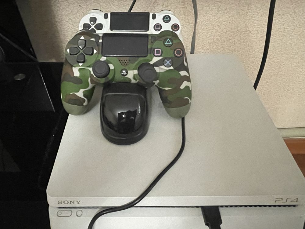 Продаю приставку slim PS4