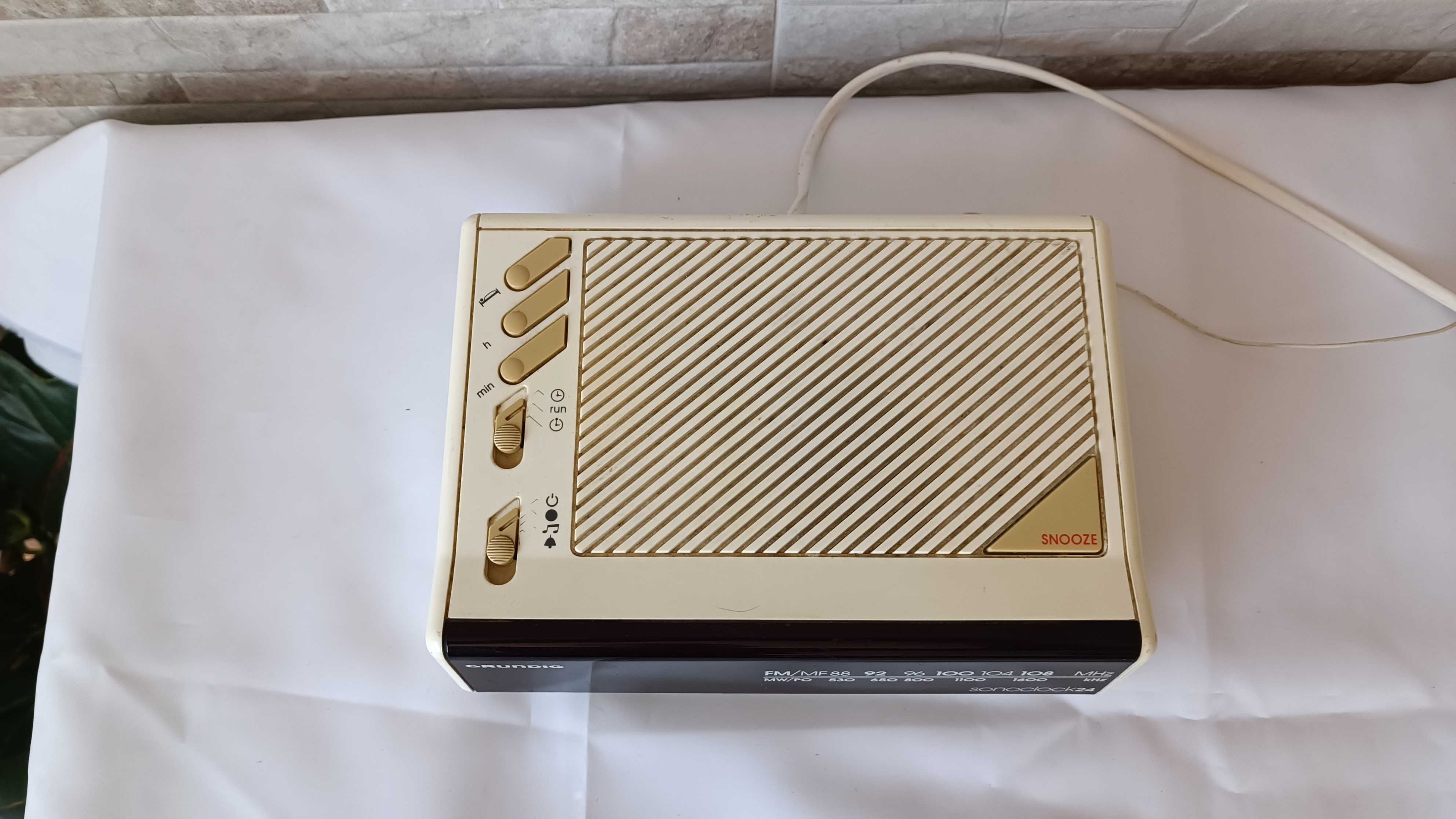 Радио - часовник - GRUNDIG sonoclock24 - 1983 год.
