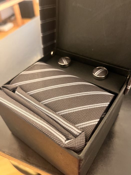 Set cadou cravata butoni si batista matase 100%
