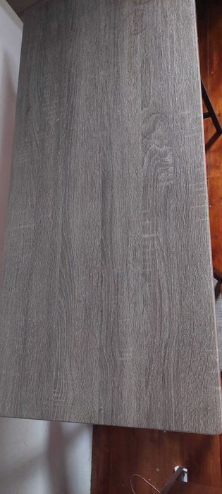 Birou din lemn si construcție de fier