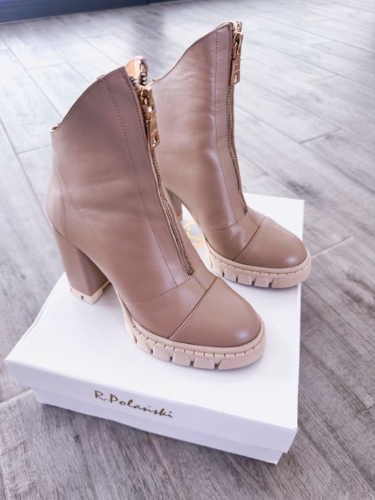 Vând două perechi superbe de ghete din piele naturala