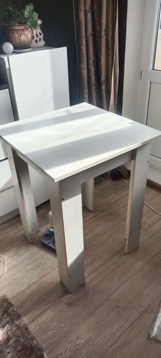 Стол 60/60, цена 5.000, без повреждений