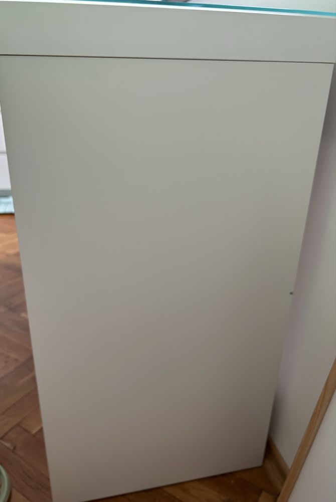 Тоалетка от Ikea в добро състояние със стъкло и чекмедже