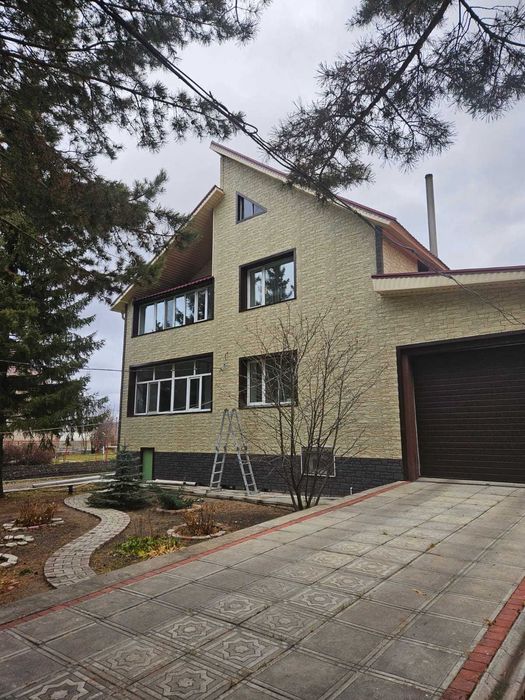 Продам  кирпичный коттедж