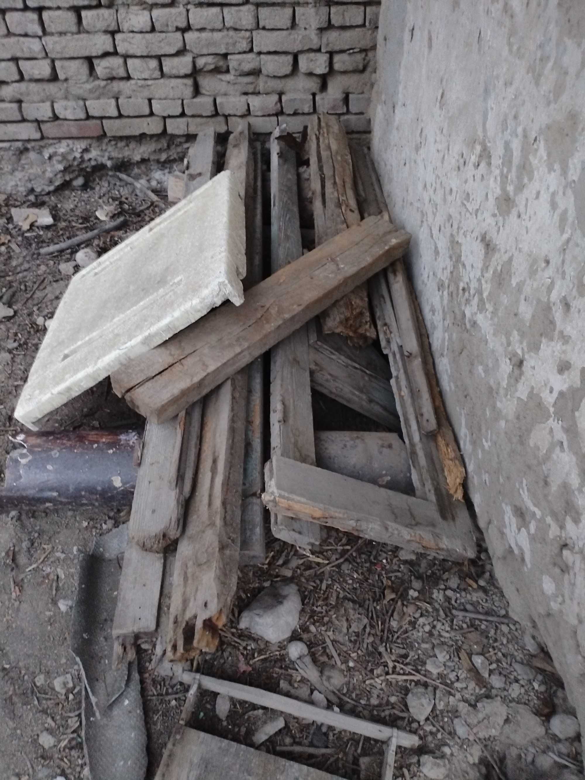 Дрова, доски для очага или для обогрева дома.