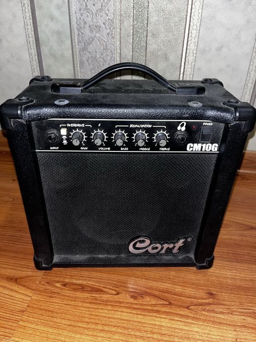 комбоусилитель Cort CM10G