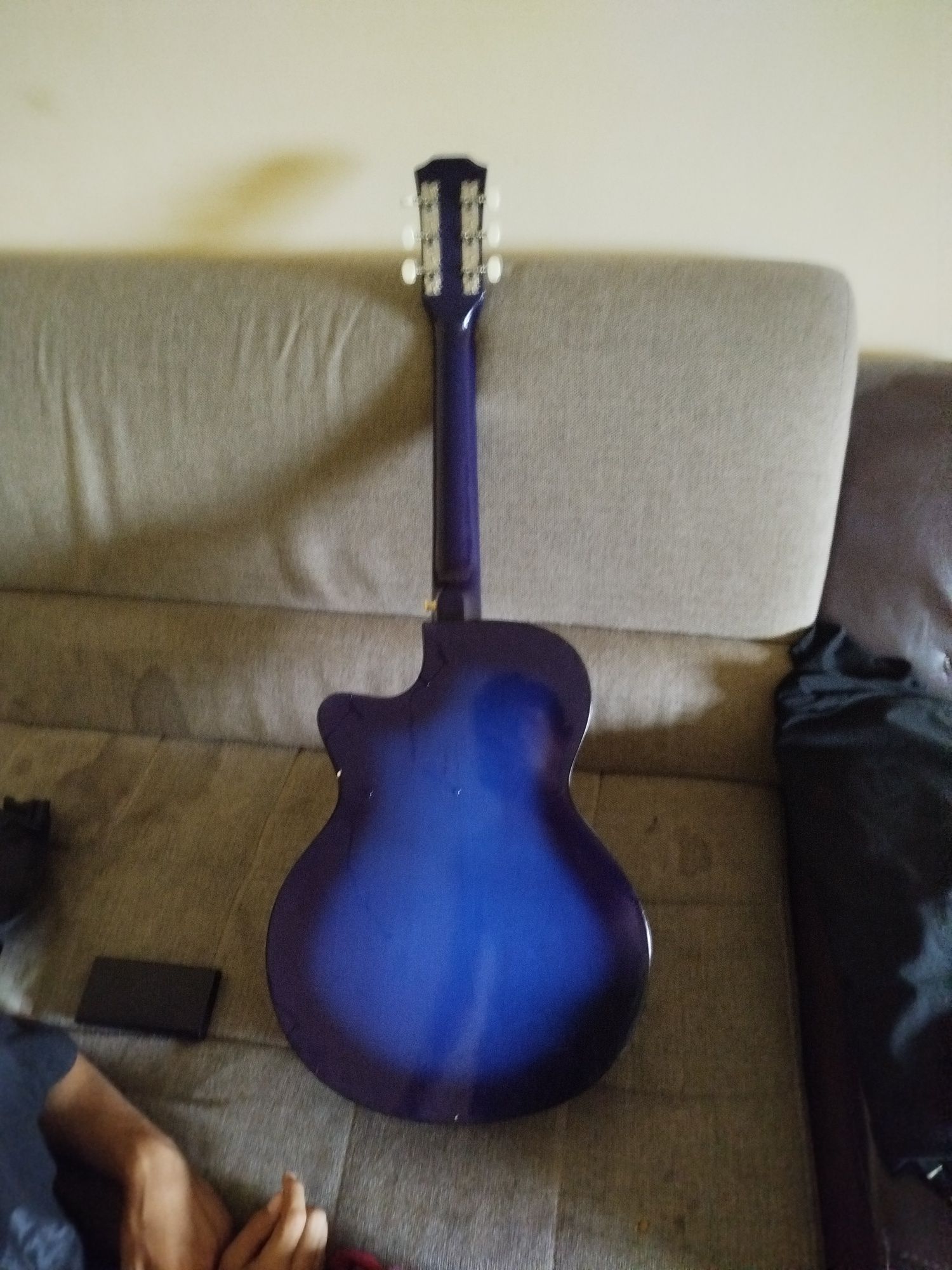 Gitara sotiladi 50$