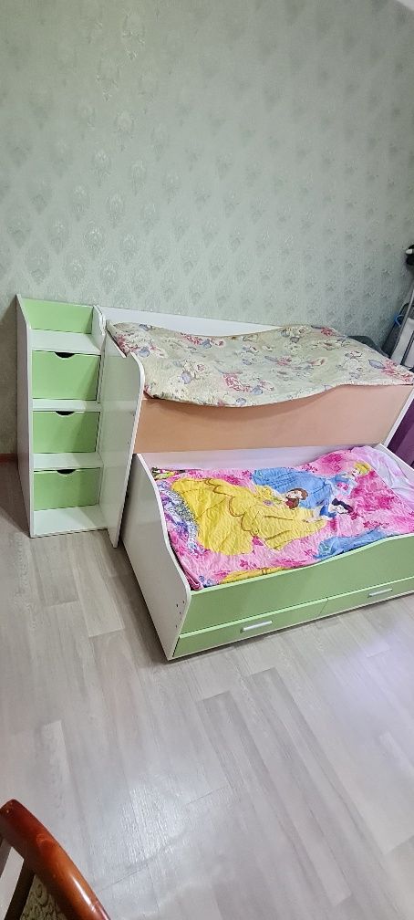 Продам  детскую двухуровневую кровать