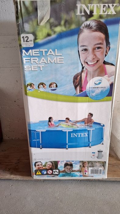 Vând piscină ,Intex cu pompă de recirculare a apei