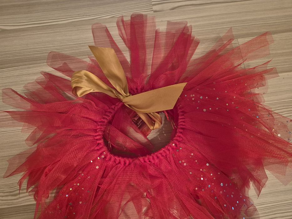 Vând fustă cu luminițe roșie 1-3 ani