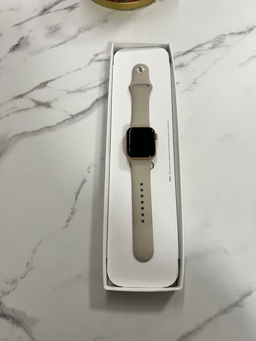 De vanzare Apple Watch SE.