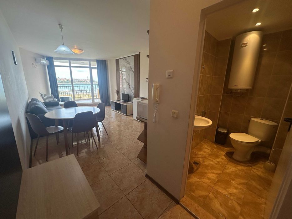 Просторен двустаен апартамент с гледка море, Първа линия