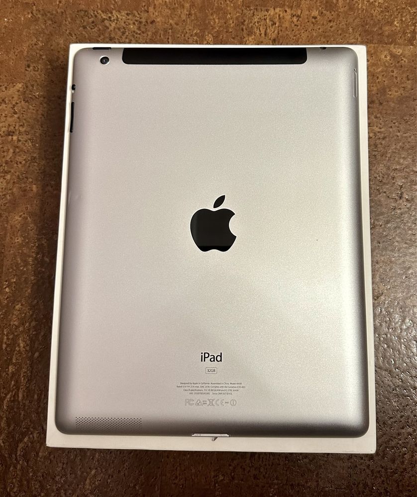 Apple IPad 3 поколения Wi-Fi Cellular 32GB White, 2012 года