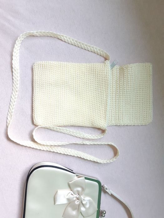 Нови мини дамски чанти в кремав цвят.