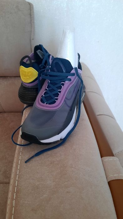 Женские кроссовки 36