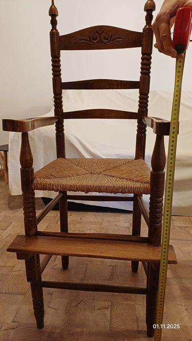 Vând scaun ornamentat, model vechi pentru copil