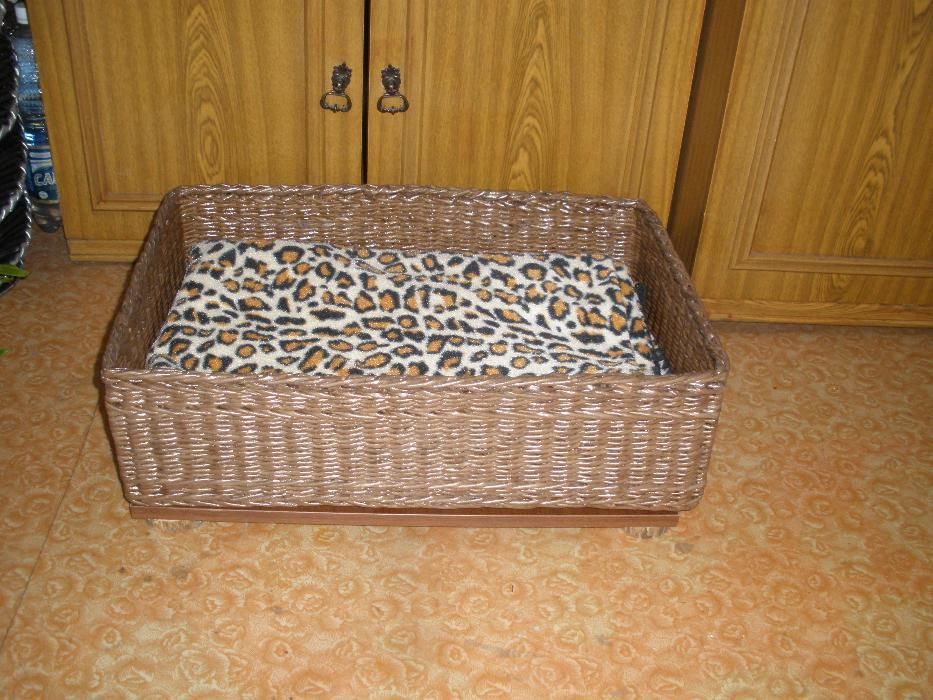 продам плетеную лежанку для кошек или собачек