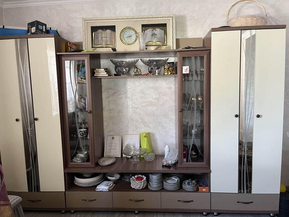 Продам сервант для гостинной (горка)