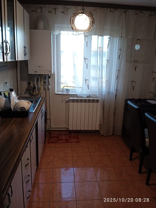 Vând apartament 3 camere cu centrală pe gaz,79 mp