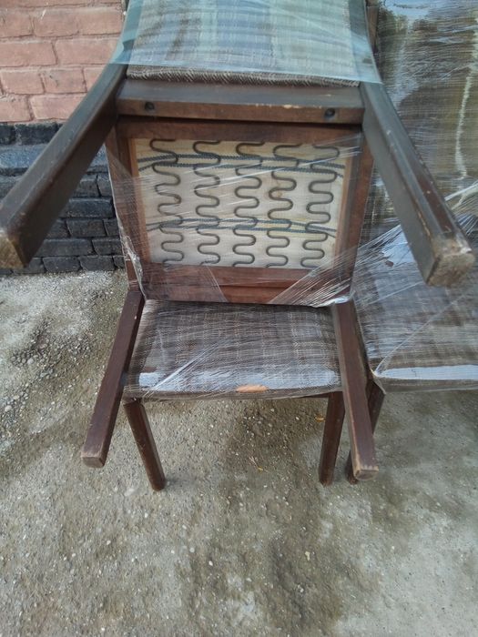 Продаются 4 мягких стула, производство ГДР ,в нормальном состоянии.тел